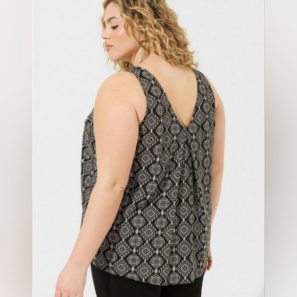 Torrid V-neck Challis Stitch Detail Tank, LN - Picture 2 of 3
